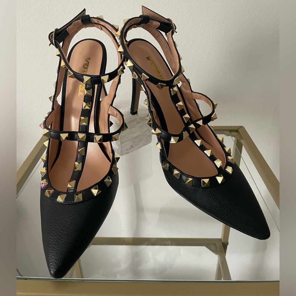 Like new! Valentino inspiration! VOCOSI High Heels rivet pumps, Size 8.5 👠 👠